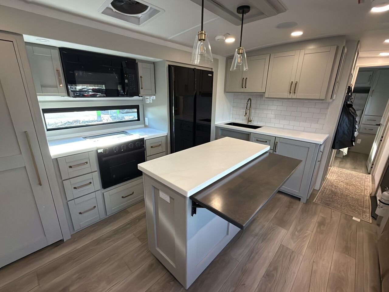 2025 BRINKLEY Z295 | ACCOMODATION White Granby - photo #14