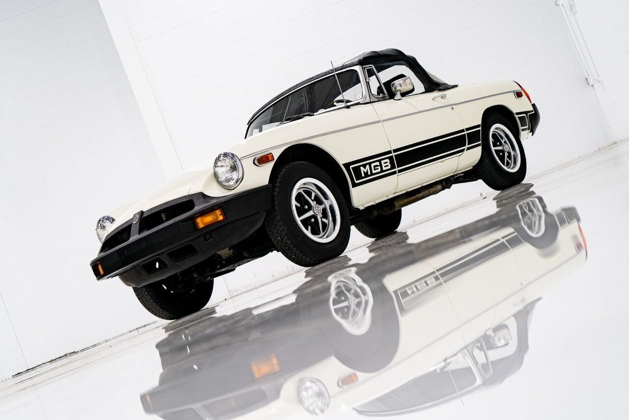 MG B Beautifully presented from former complete restoration 1979 Blanc Montréal - photo #38