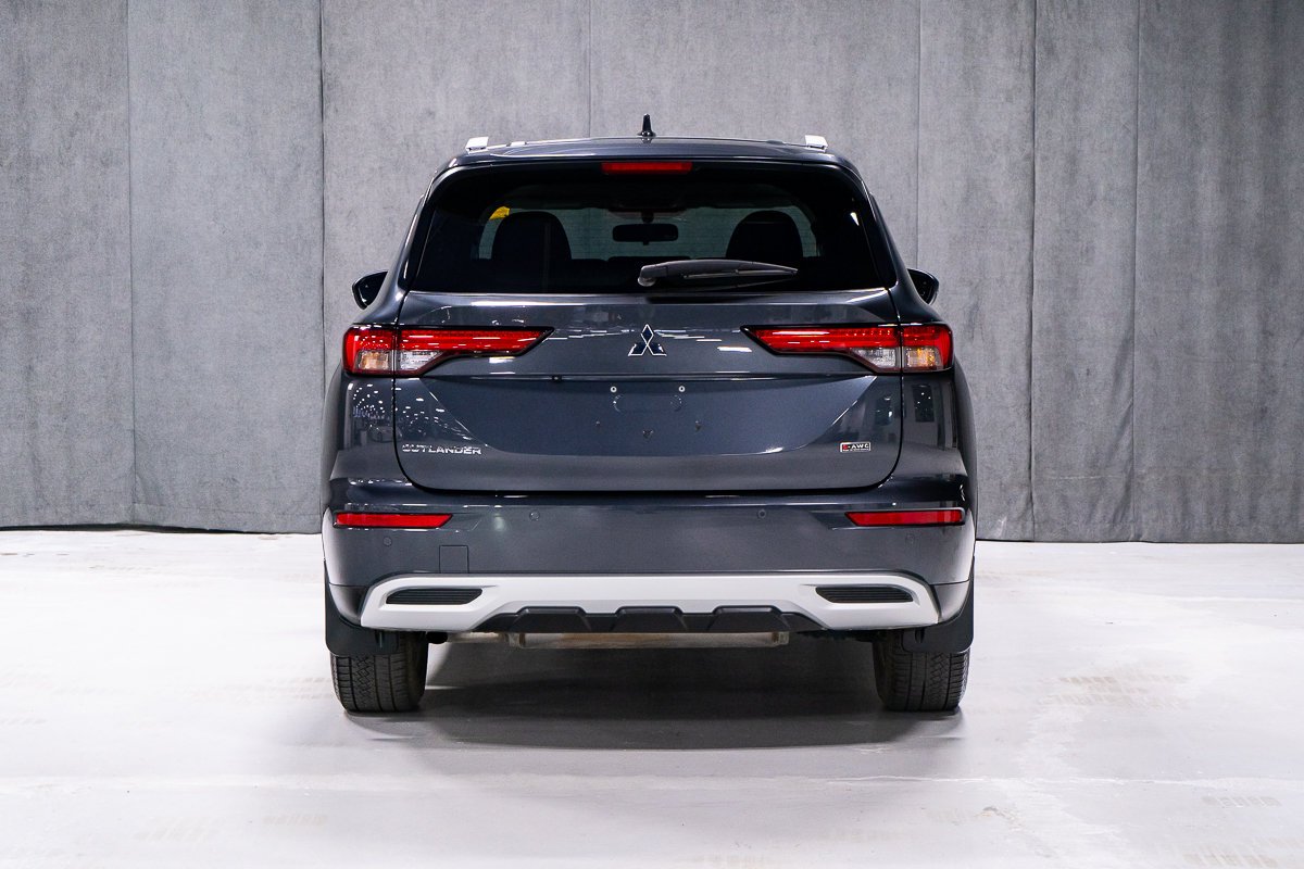 2024 Mitsubishi Outlander ES S-AWC Grey Montreal - photo #4