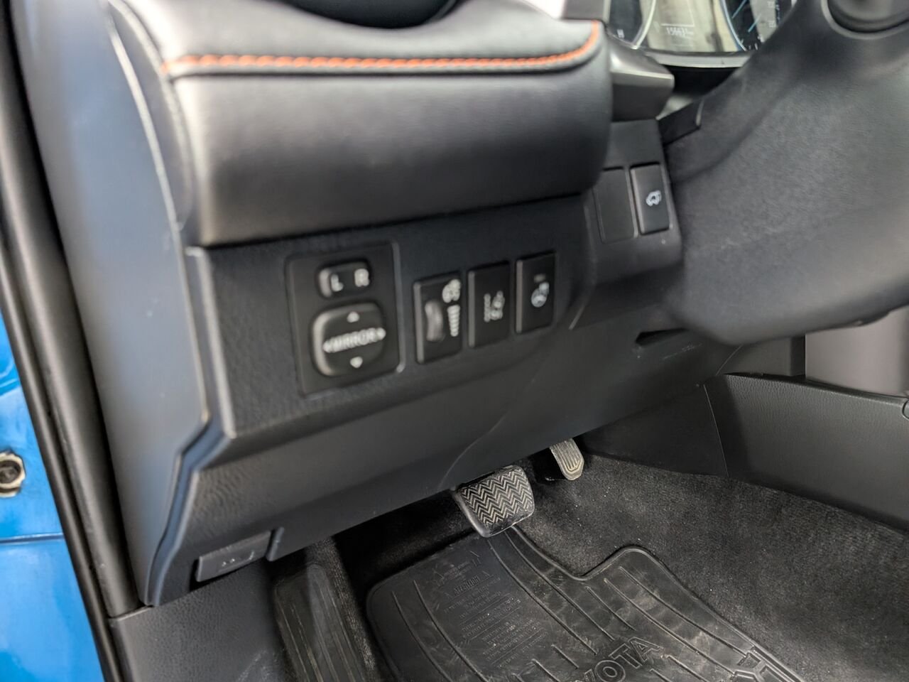 Toyota RAV4 Hybride SE/SIÈGES CHAUFFANTS/VOLANT CHAUFFANT/TOIT OUVRANT/AC/BLUETOOTH/CAMERA DE RECUL 2017 Bleu orage électrique Sherbrooke - photo #10
