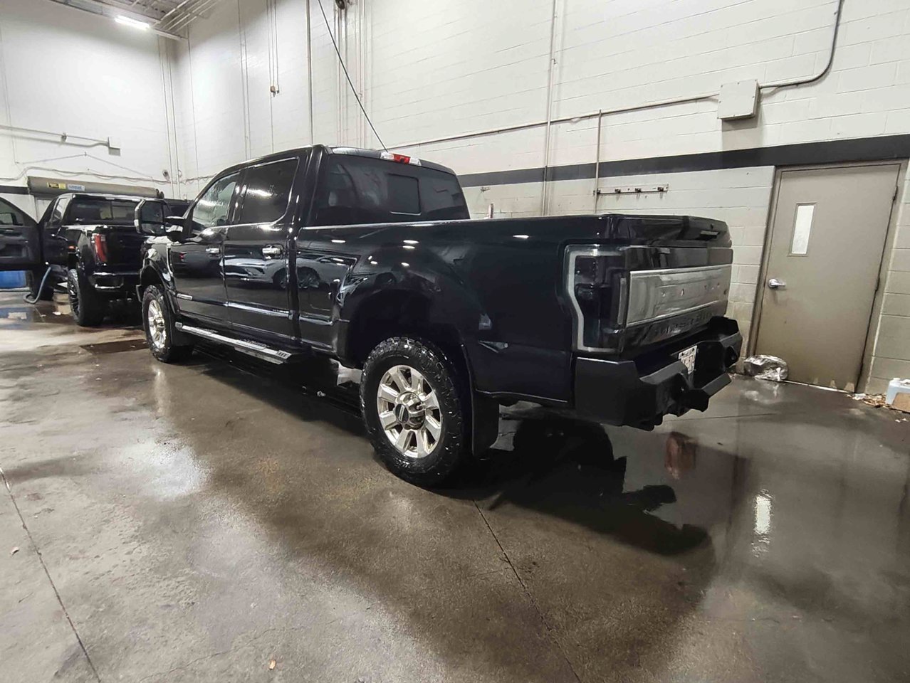 2018 Ford Super Duty F-350 Platinum 4WD Crew Cab 6.75' Box Black Sherwood Park - photo #4