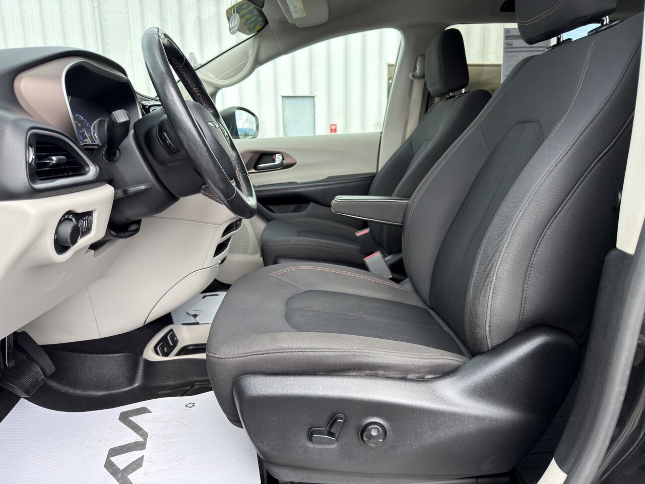 Chrysler Pacifica 2019 Noir Thetford Mines - photo #9