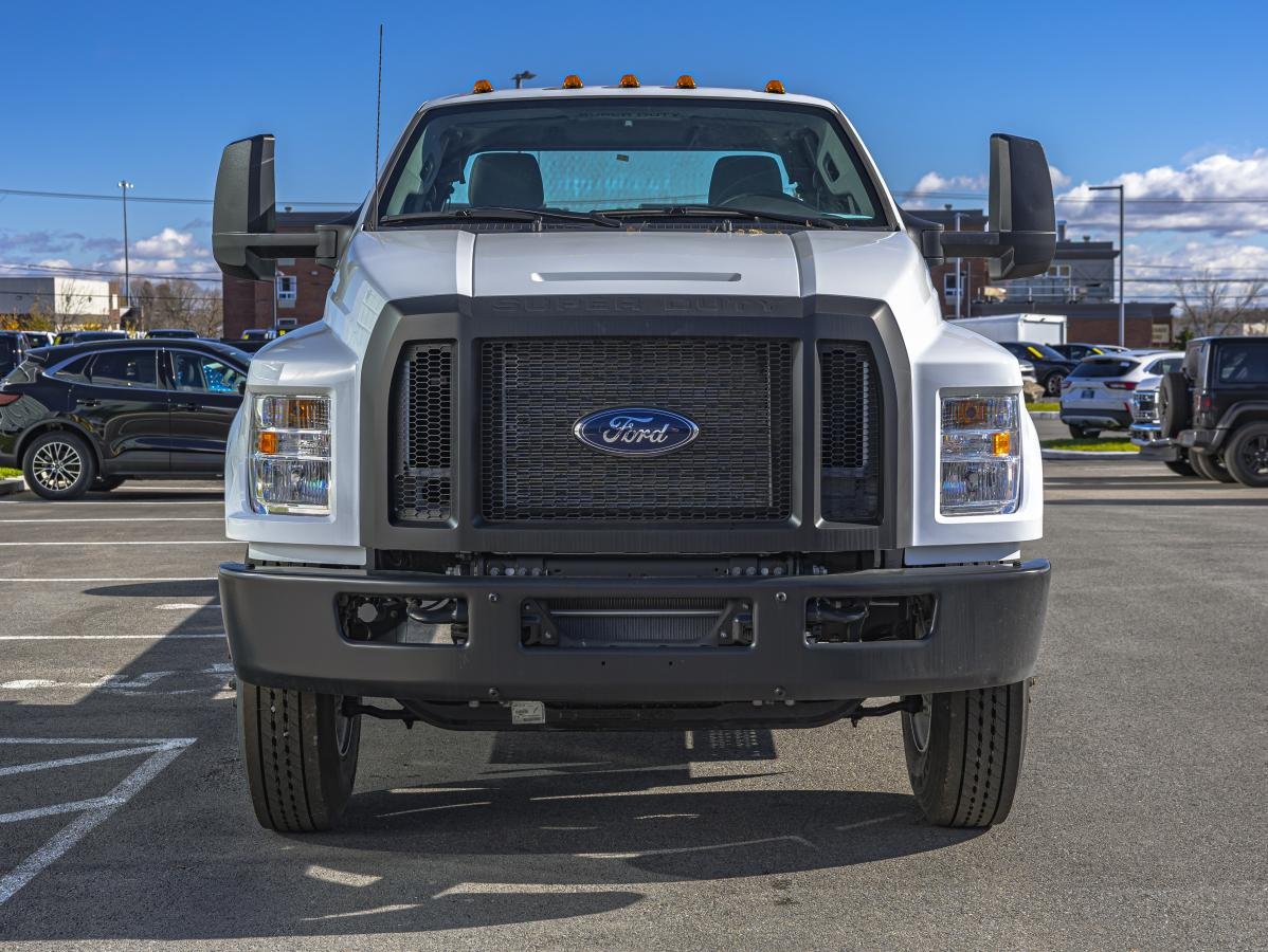 2026 Ford Super Duty F-650 Straight Frame Gas Oxford White Saint-Jérôme - photo #1