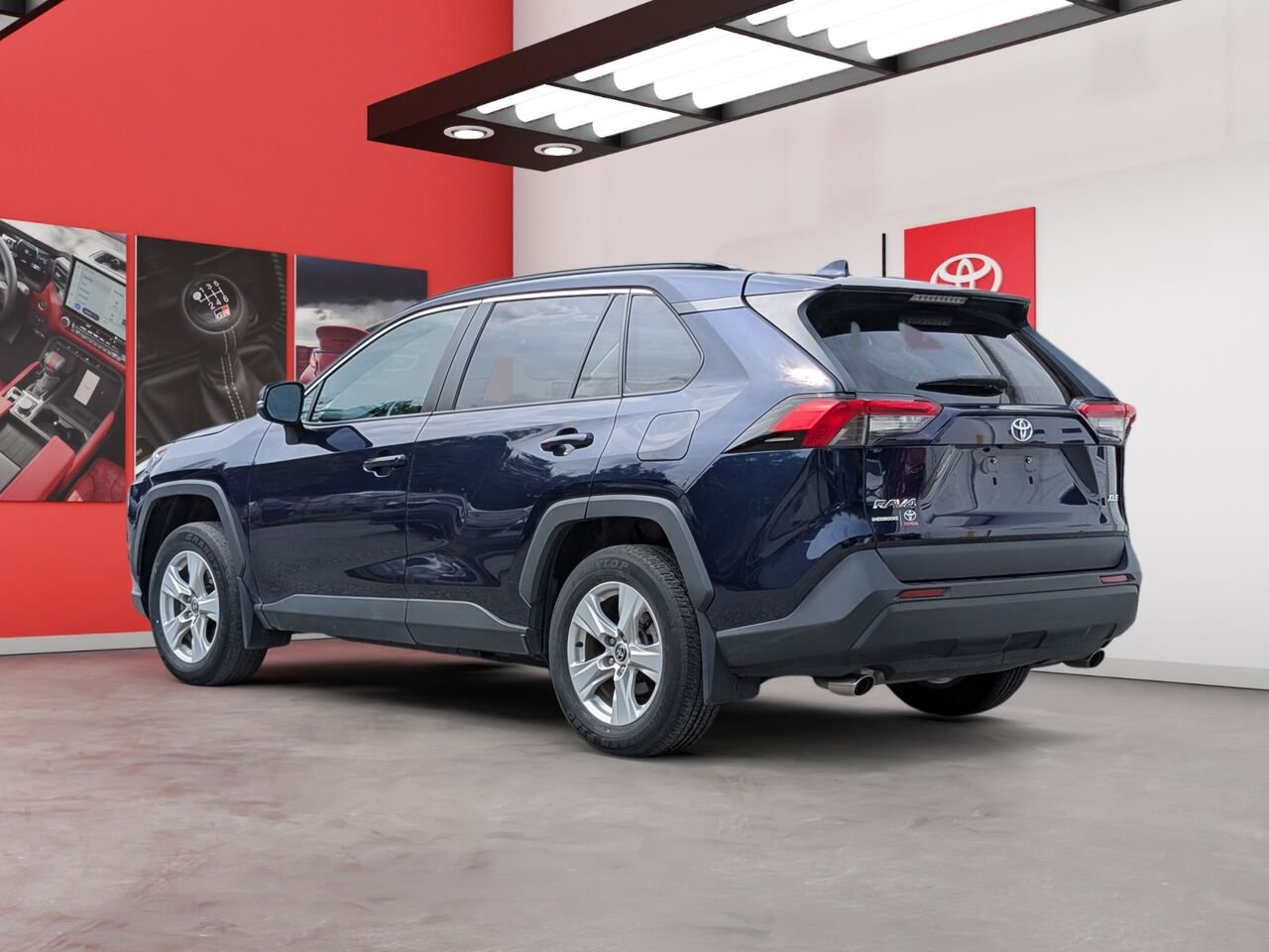 Toyota RAV4 XLE/FWD/SIÈGES CHAUFFANTS/VOLANT CHAUFFANT/BLUETOOTH/AC BIZONE/TOIT OUVRANT 2021 Bleu Sherbrooke - photo #1