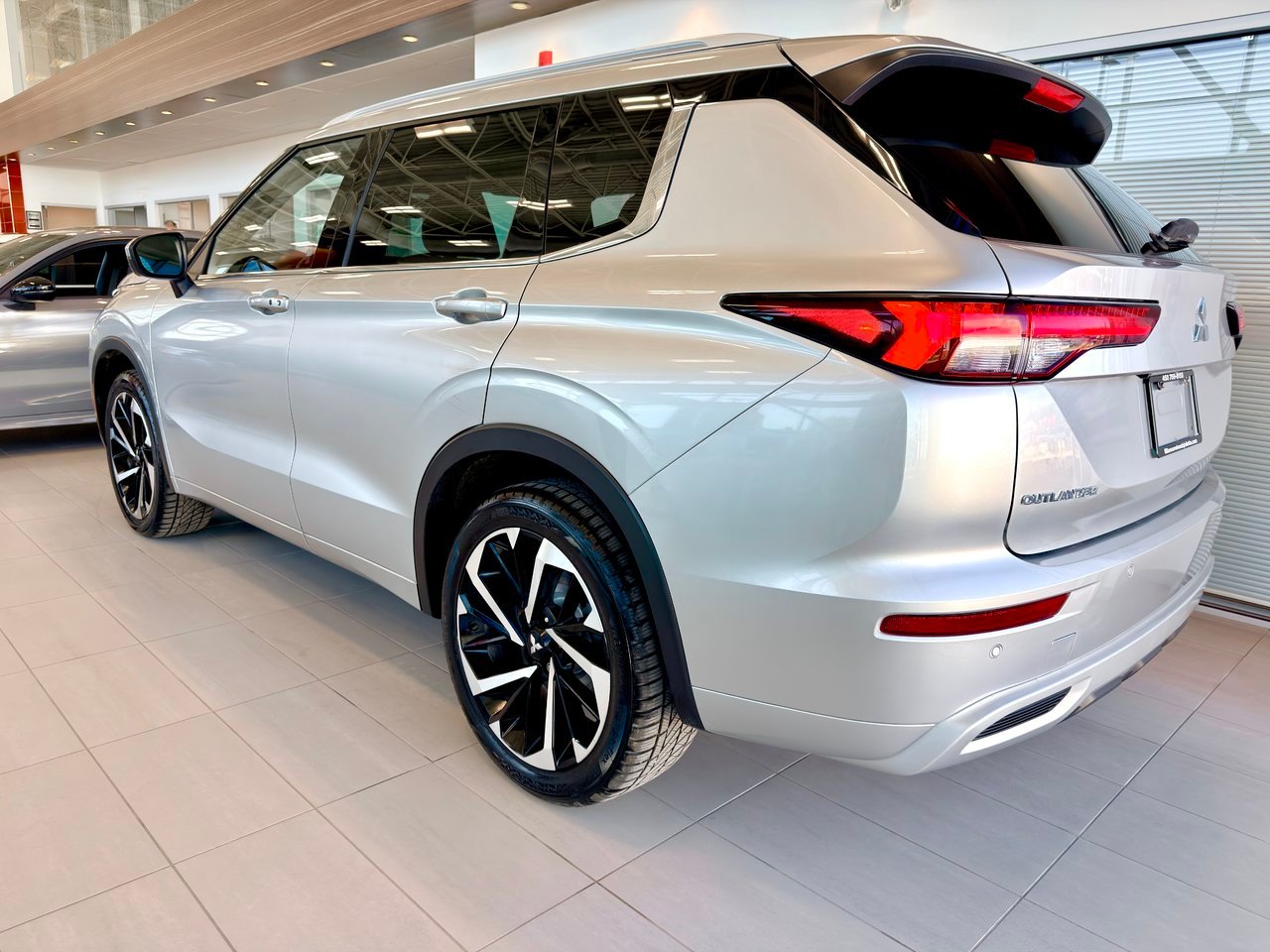 2023 Mitsubishi Outlander gray Notre-Dame-des-Prairies - photo #8
