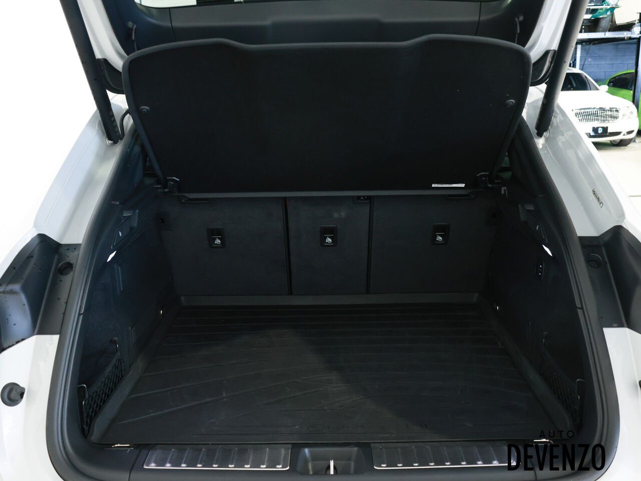 2025 Porsche Macan Grey Saint-Eustache - photo #21