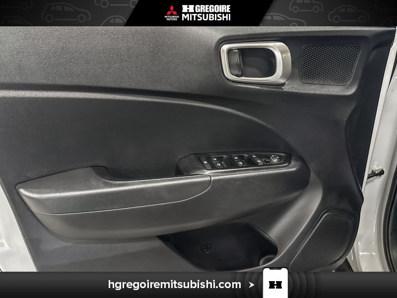 2025 Hyundai Venue White Laval - photo #12