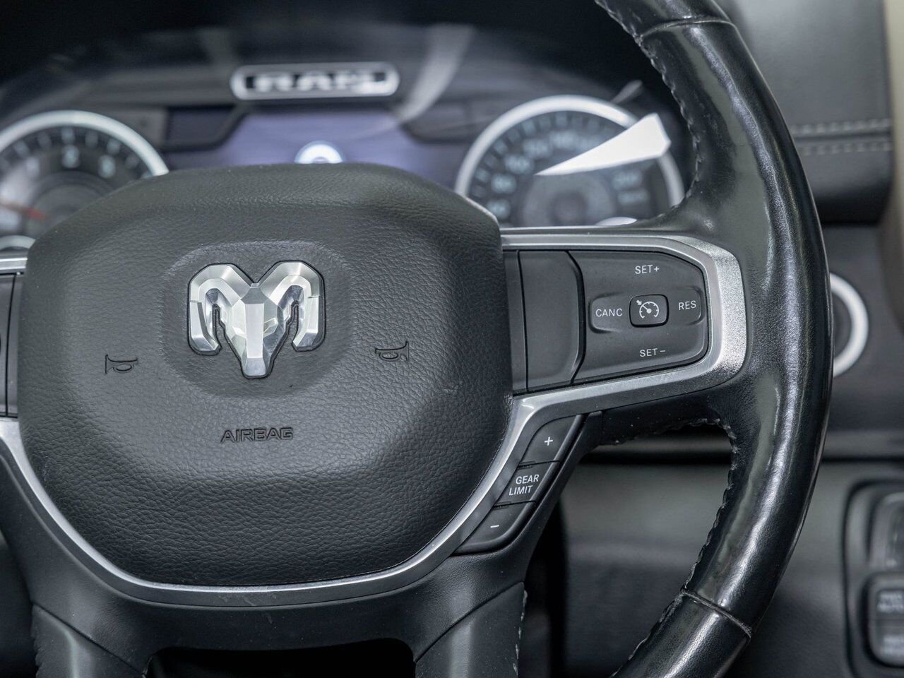 2020 Ram 1500 LARAMIE CREW 4X4 V8 *TOIT* NAV CUIR SIÈGES VENTIL Granite Crystal Saint-Jérôme - photo #16