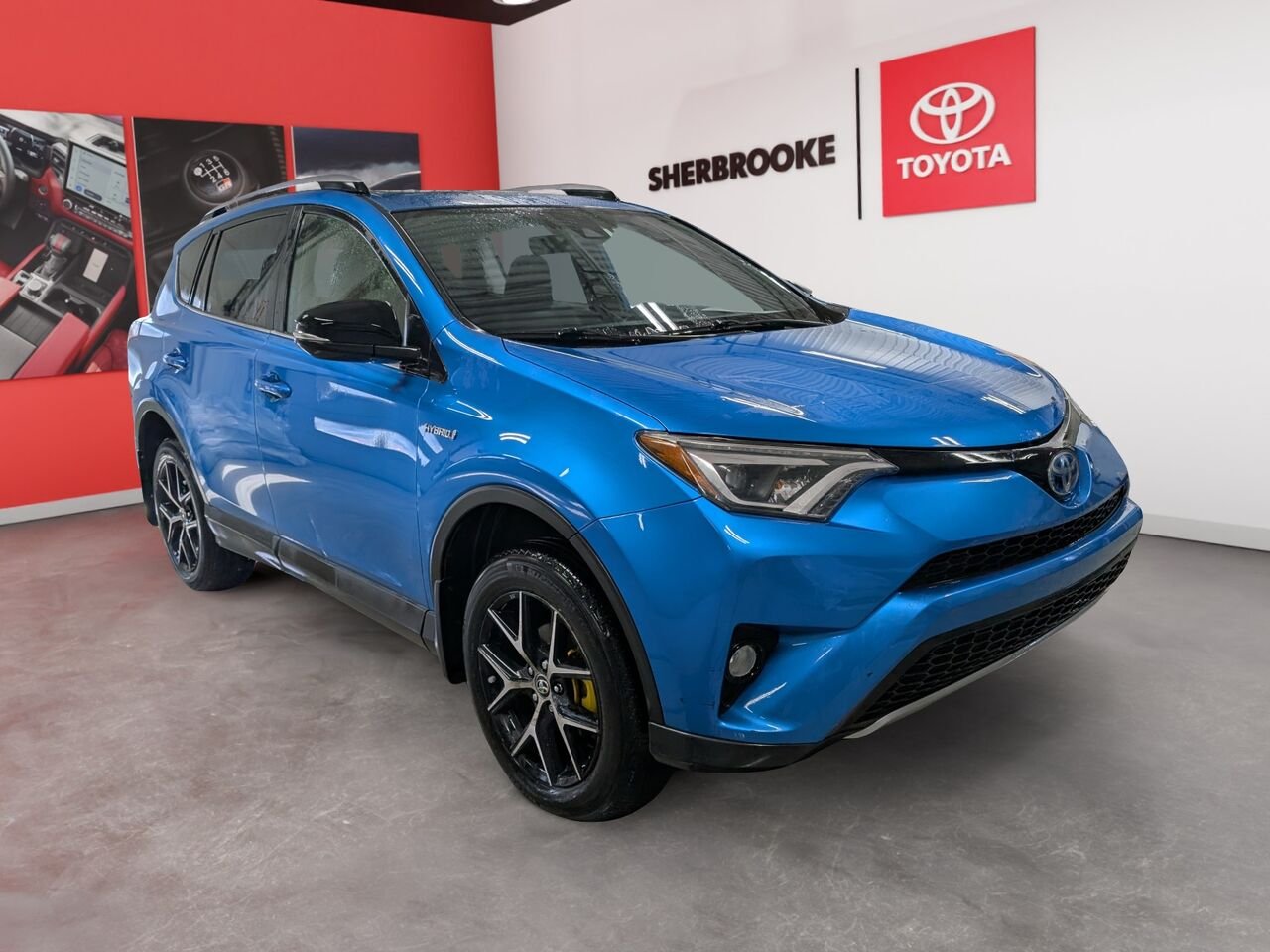 Toyota RAV4 Hybride SE/SIÈGES CHAUFFANTS/VOLANT CHAUFFANT/TOIT OUVRANT/AC/BLUETOOTH/CAMERA DE RECUL 2017 Bleu orage électrique Sherbrooke - photo #1