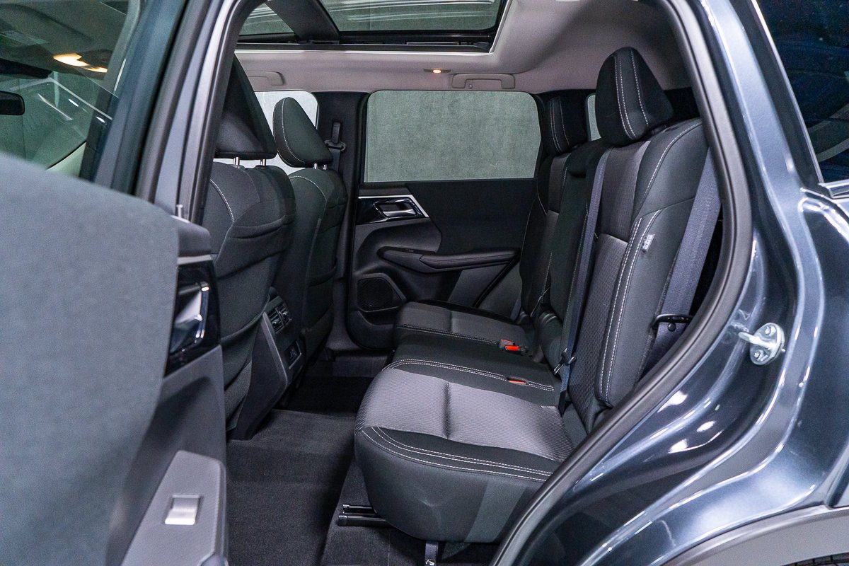2024 Mitsubishi Outlander ES S-AWC Grey Montreal - photo #15