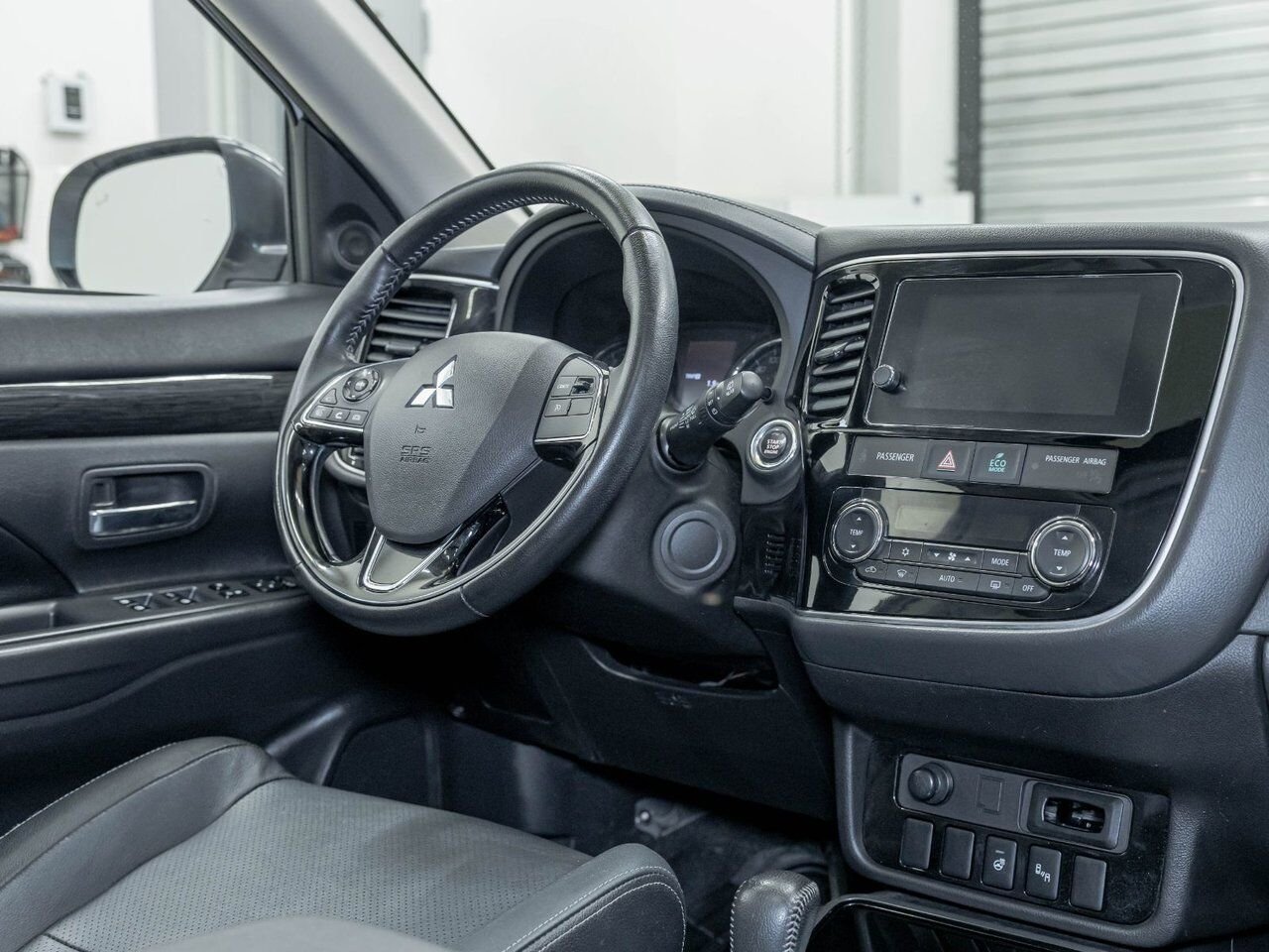 Mitsubishi Outlander ES AWD *TOIT* CUIR 7 PLACES SIÈGES CHAUFF CAM 360 2018 Blanc Saint-Jérôme - photo #26