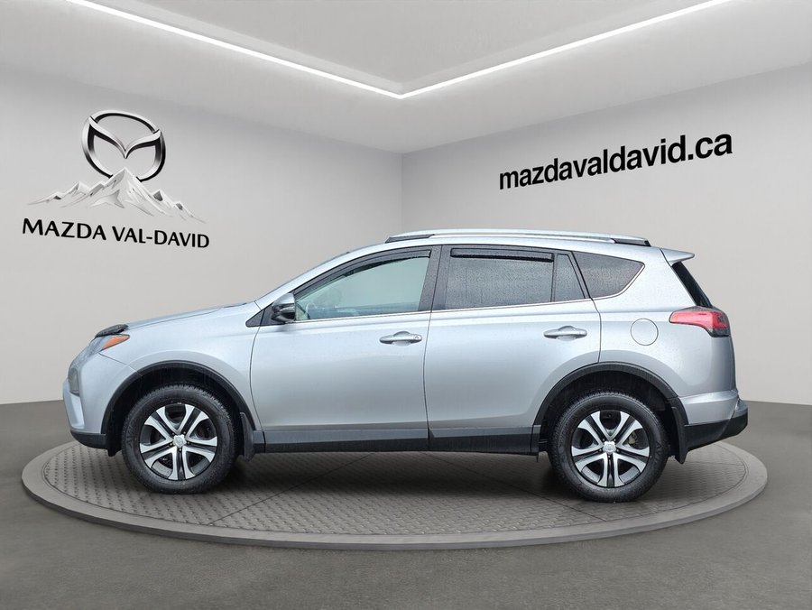 Toyota RAV4 Traction intégrale 4 portes LE, caméra de recul, sièges chauffant, commande audio au volant 2017 Gris