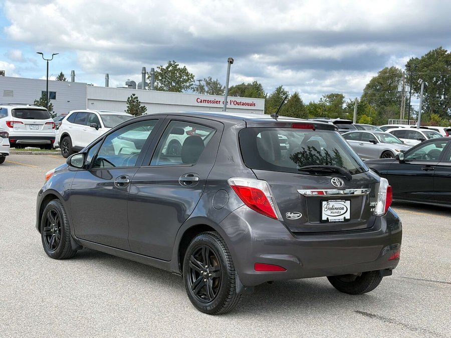 Toyota Yaris LE 2014 Gris