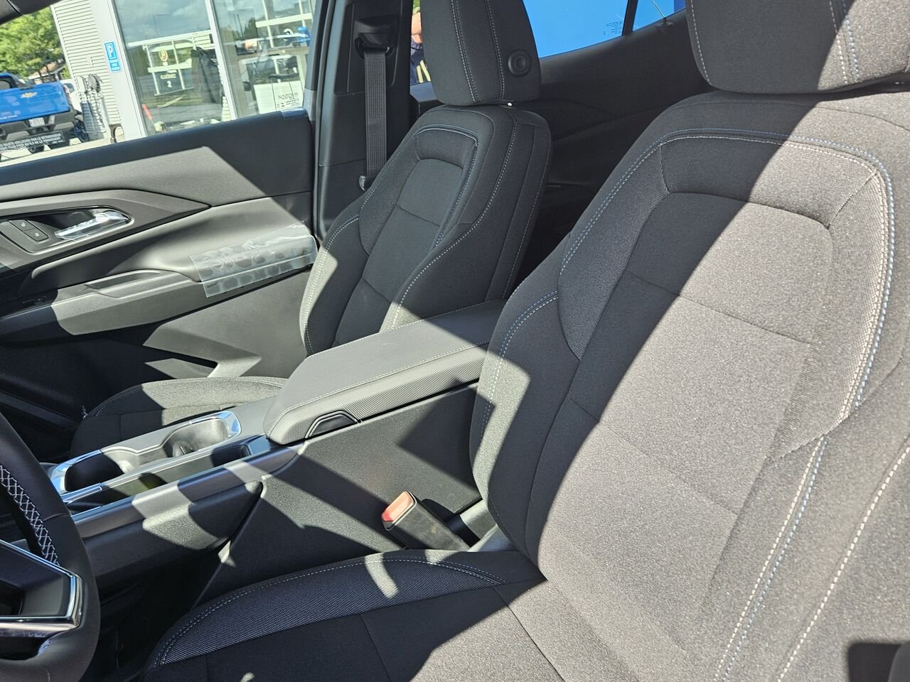 2027 Chevrolet Equinox EV LT1 4 portes avec PCY White Sands Thetford Mines - photo #12