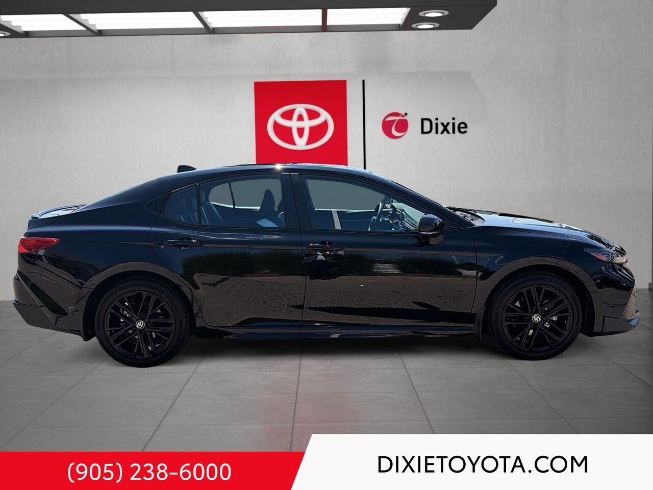 2026 Toyota Camry HYBRID SE UPGRADE AWD / CLEAN CARFAX / HEATED SEATS / MOONROOF / ALLOY WHEELS / CARPLAY AND ANDROID AUTO Black Mississauga - photo #2