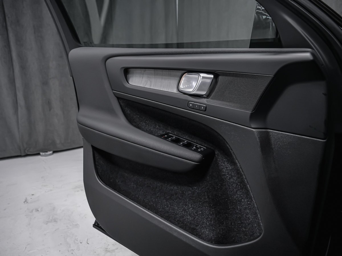 2025 Volvo XC40 B5 CORE BRIGHT Black Montreal - photo #9