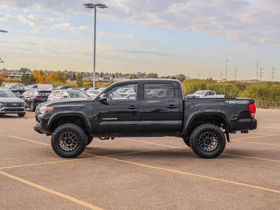 2017 Toyota Tacoma TRD Sport V6 6 Speed 4X4 | Aftermarket 17in KMC Wheels Black