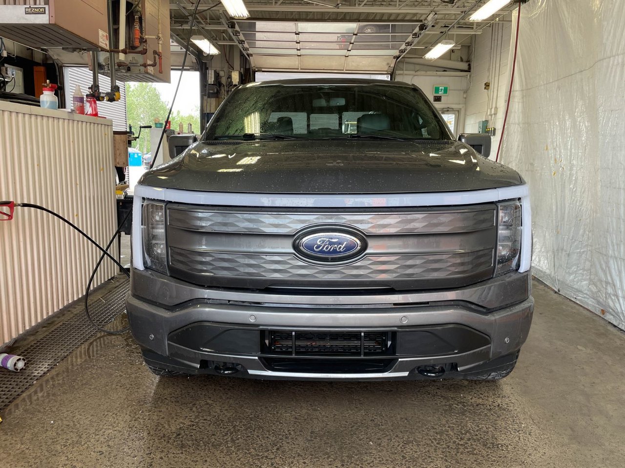 2023 Ford F-150 Lightning LARIAT CREW 4X4 *CUIR* NAV *SIEGES VENTIL* CAM 360 Grey Saint-Jérôme - photo #4