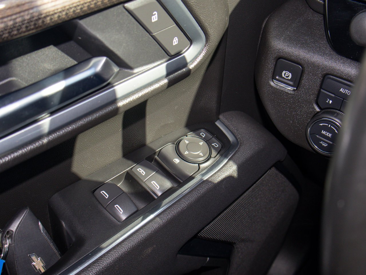 2025 Chevrolet Silverado 1500 4WD Crew Cab 147 LT White Sherwood Park - photo #18