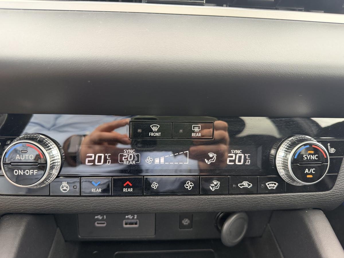 2025 Mitsubishi Outlander Plug-In Hybrid Silver  - photo #12