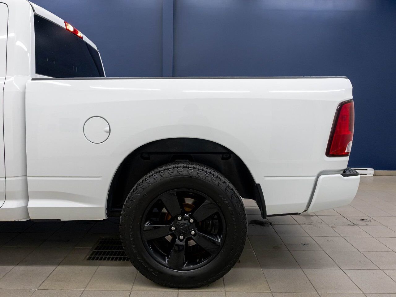 Ram 1500 Classic NIGHT EDITION 4X4 *CARPLAY* FREINS REMORQ WIFI USB 2023 Blanc Saint-Jérôme - photo #26