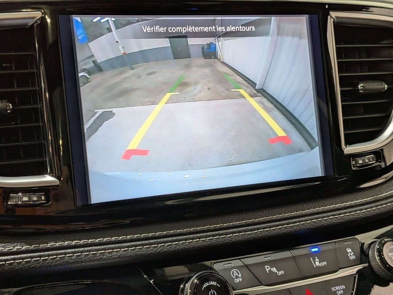 2025 Chrysler Pacifica Limited FWD White Val-David - photo #2