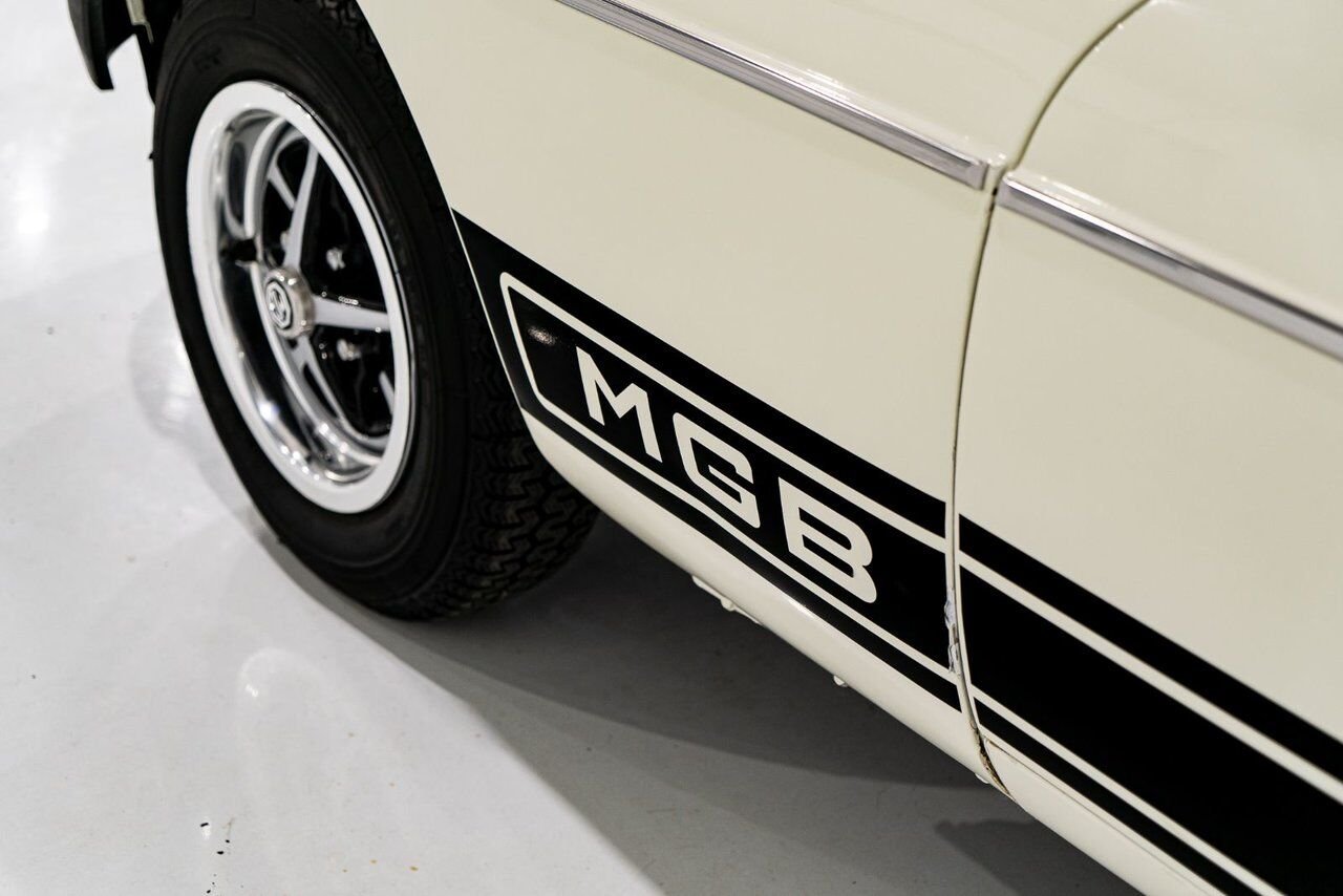 MG B Beautifully presented from former complete restoration 1979 Blanc Montréal - photo #4