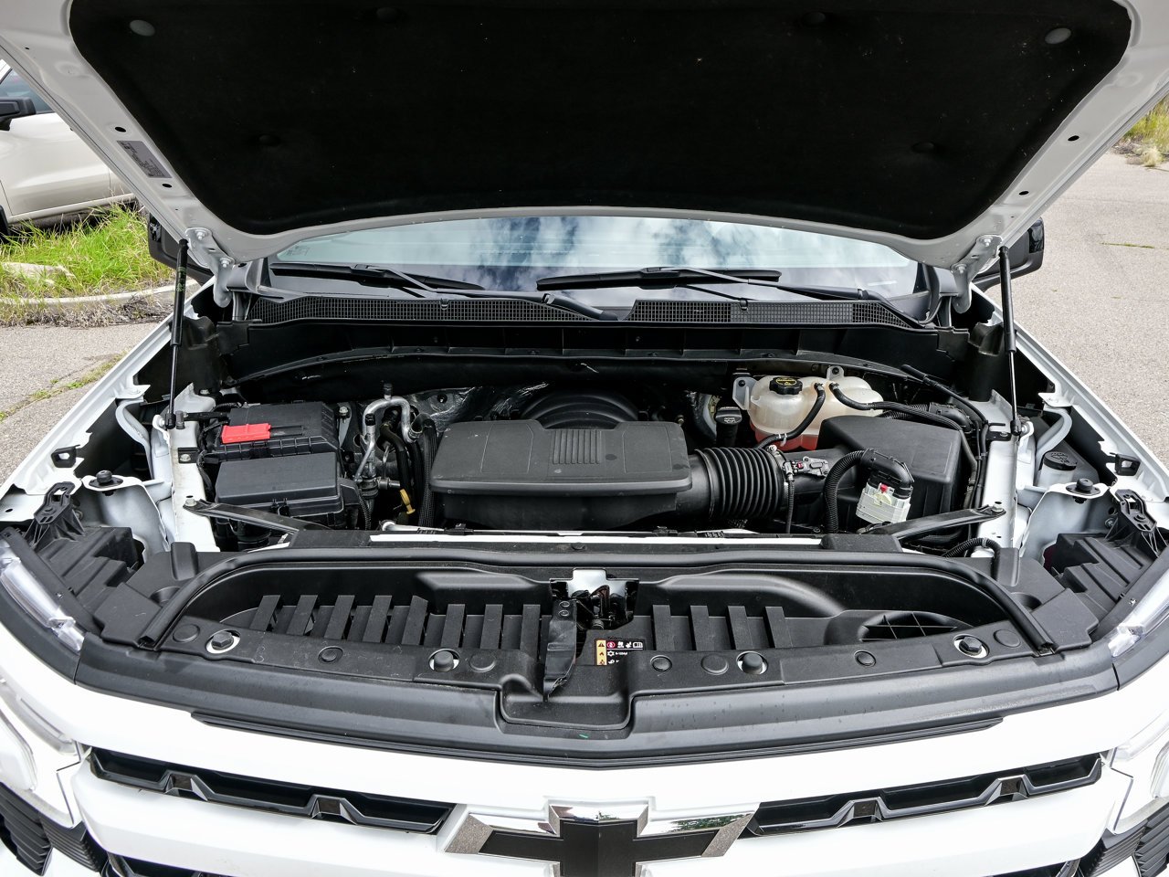 2024 Chevrolet Silverado 1500 4WD Crew Cab 147 RST White Sherwood Park - photo #8