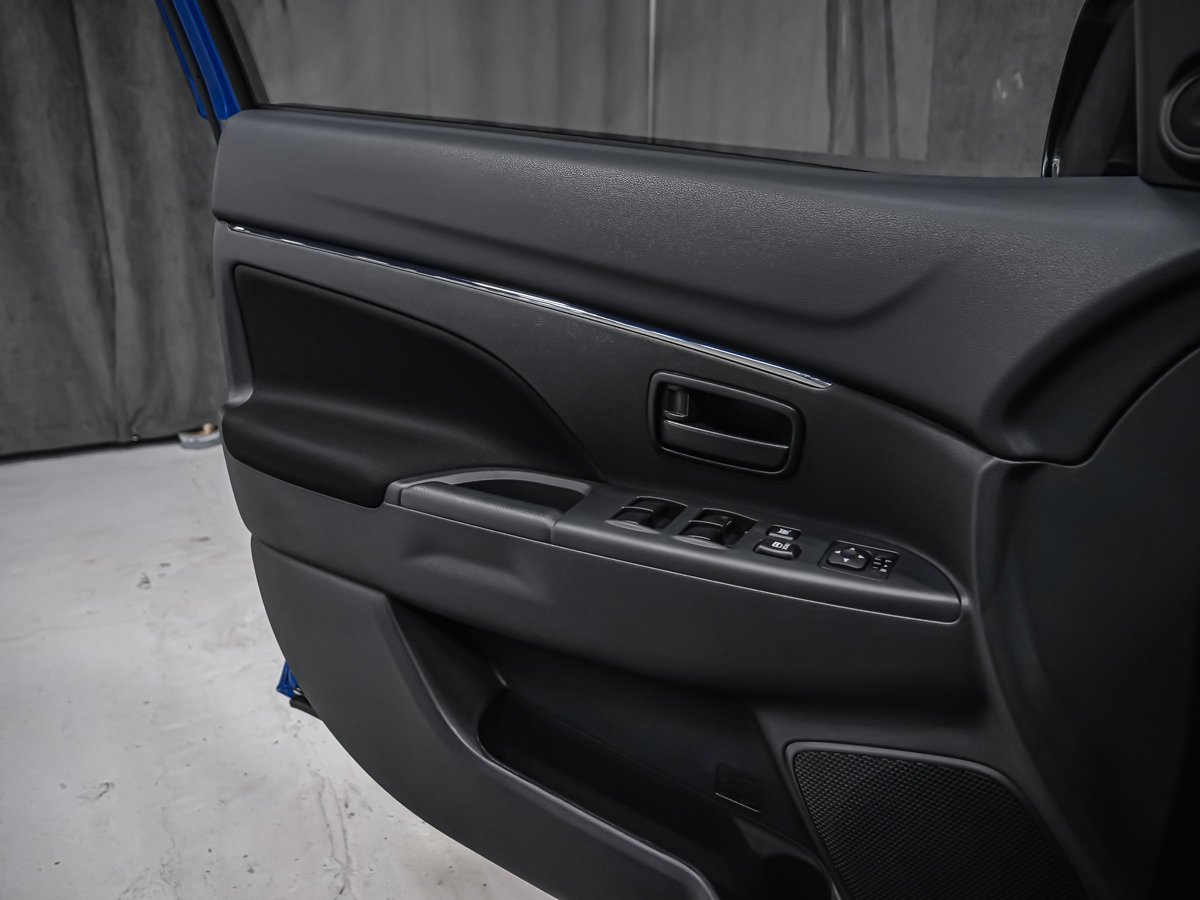 2027 Mitsubishi RVR ES Octane Blue Montreal - photo #9
