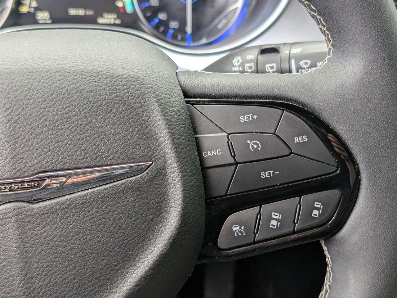 Chrysler Pacifica LIMITED/SIÈGES CHAUFFANTS/TOIT OUVRANT/VOLANT CHAUFFANT/BLUETOOTH/AC BIZONE 2025 Noir Sherbrooke - photo #12
