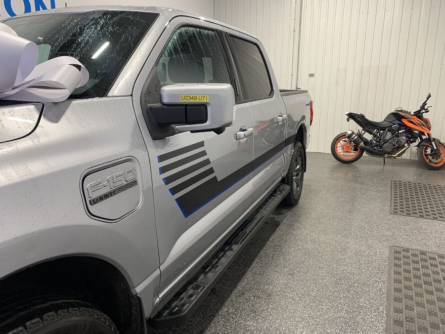 Ford F-150 Lightning LARIAT LARIAT cabine SuperCrew 4RM caisse de 5,5 pi 2023 Argent
