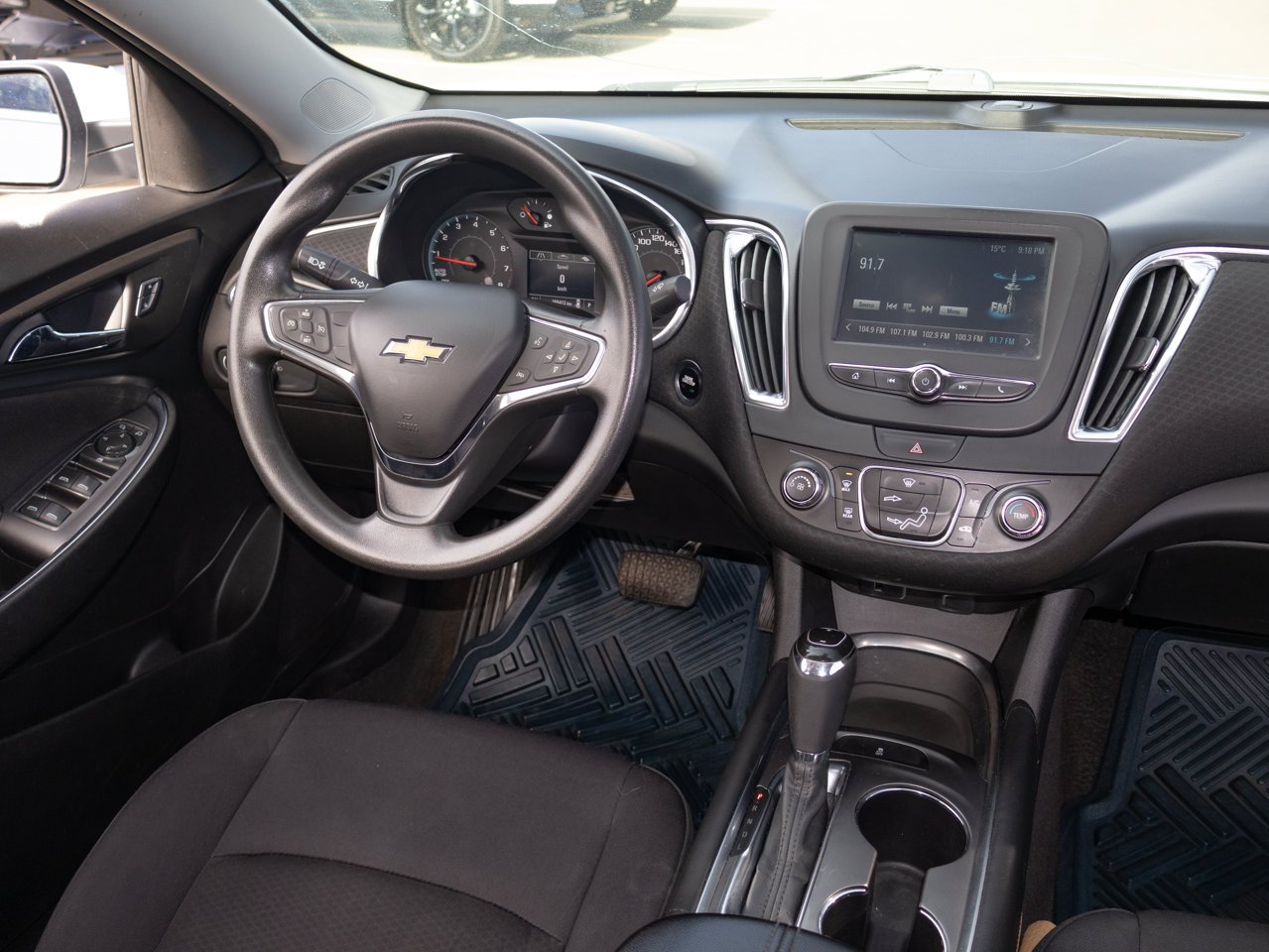 2017 Chevrolet Malibu 4dr Sdn LT w/1LT White Sherwood Park - photo #30