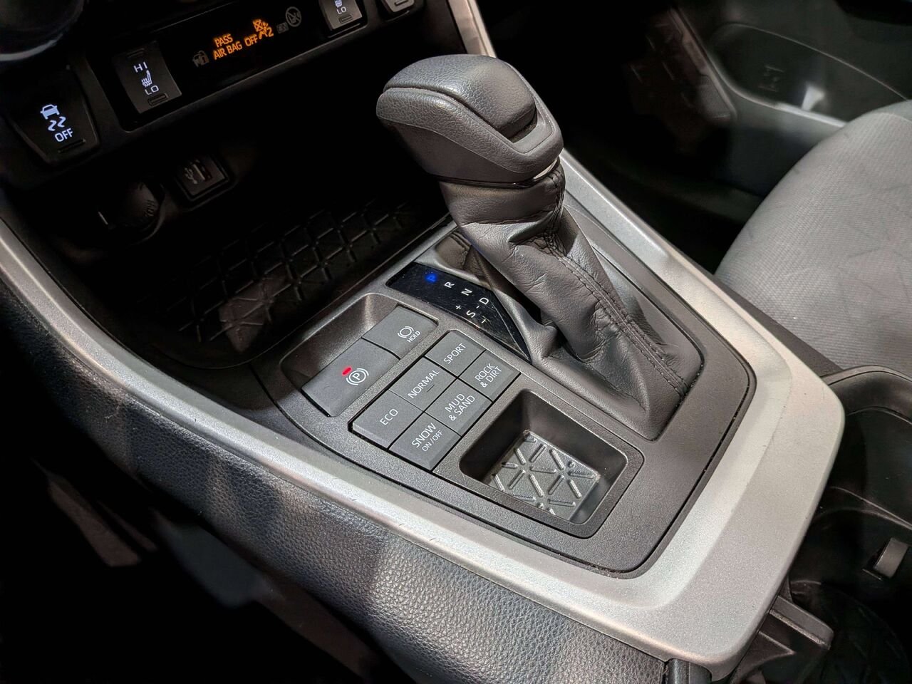 Toyota RAV4 LE AWD 2024 Noir Val-David - photo #26