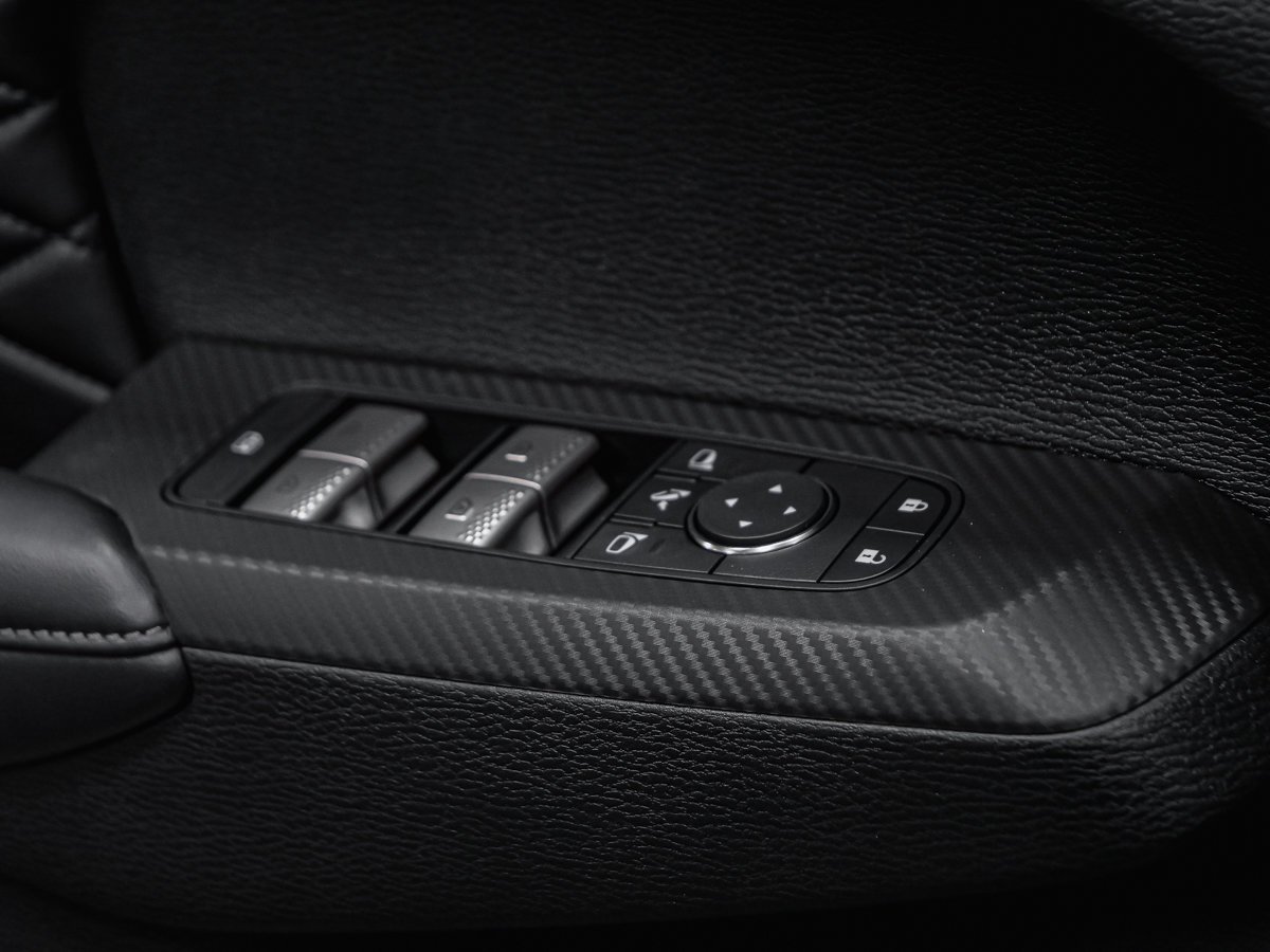 2026 Mitsubishi Outlander Plug-In Hybrid GT NOIR White Montreal - photo #14