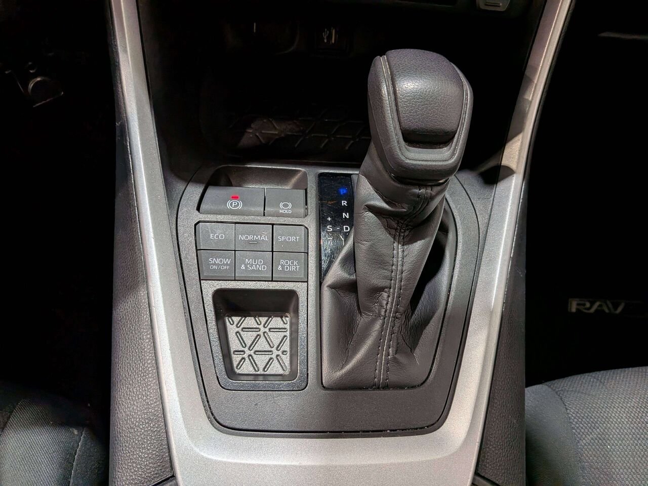 Toyota RAV4 LE AWD 2024 Noir Val-David - photo #24