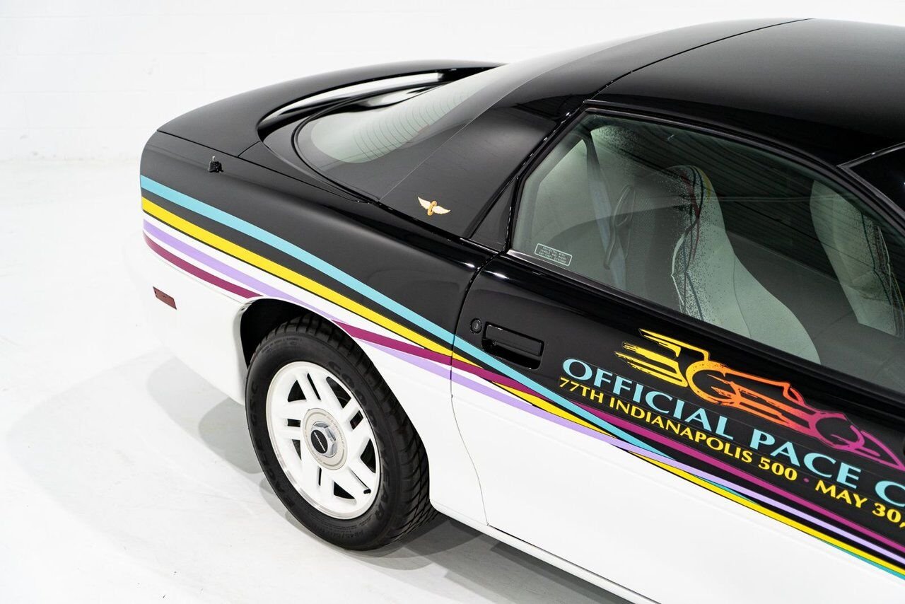 Chevrolet CAMARO Z28 PRIX EN USD | Pace Car with only 957km (595mi) with original window sticker 1993 Noir Montréal - photo #43