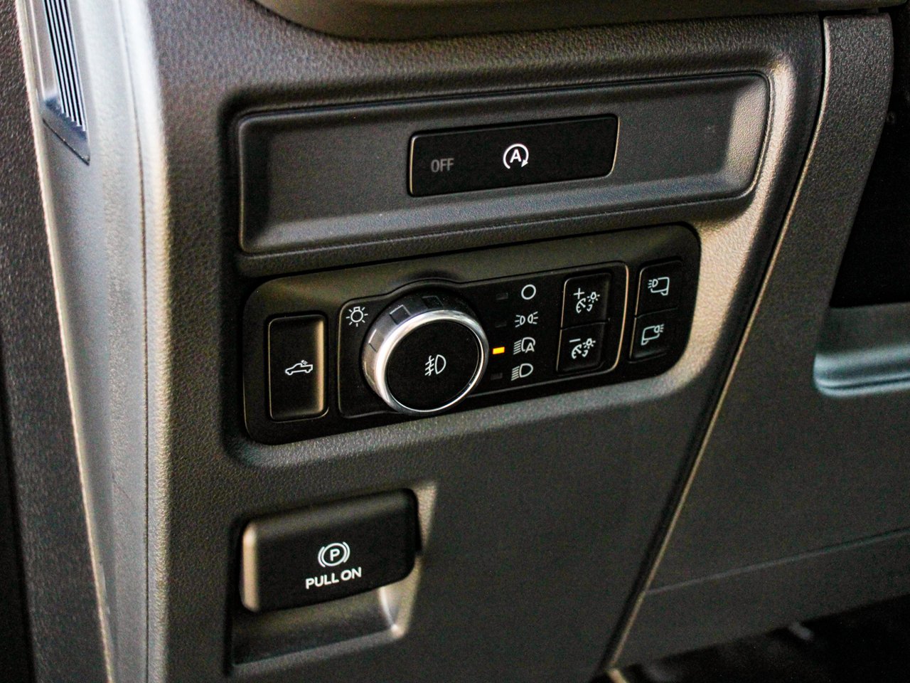2025 Ford F-150 XLT 4WD SuperCrew 5.5' Box White Sherwood Park - photo #16