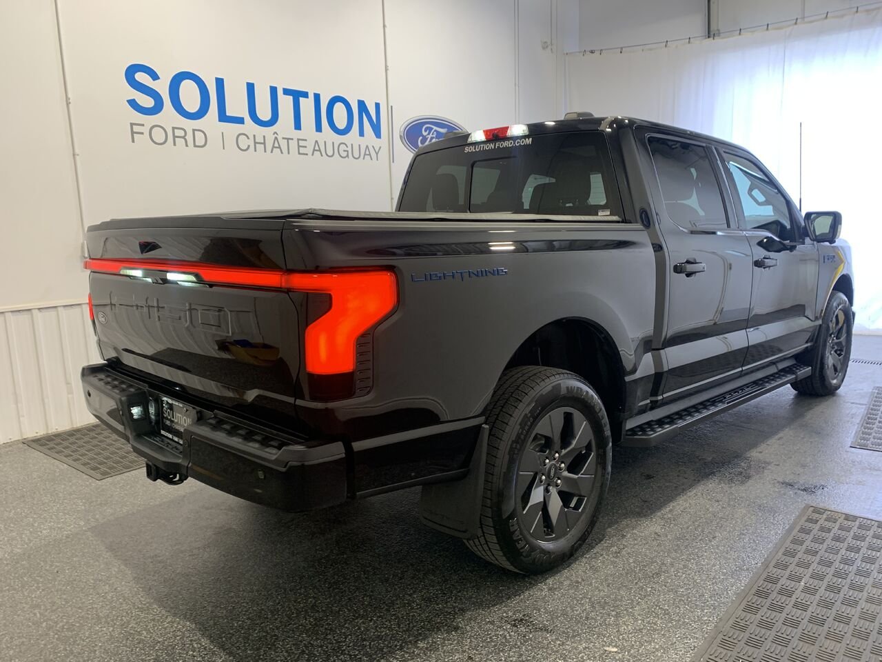 2024 Ford F-150 Lightning LARIAT Black Saint-Eustache - photo #8