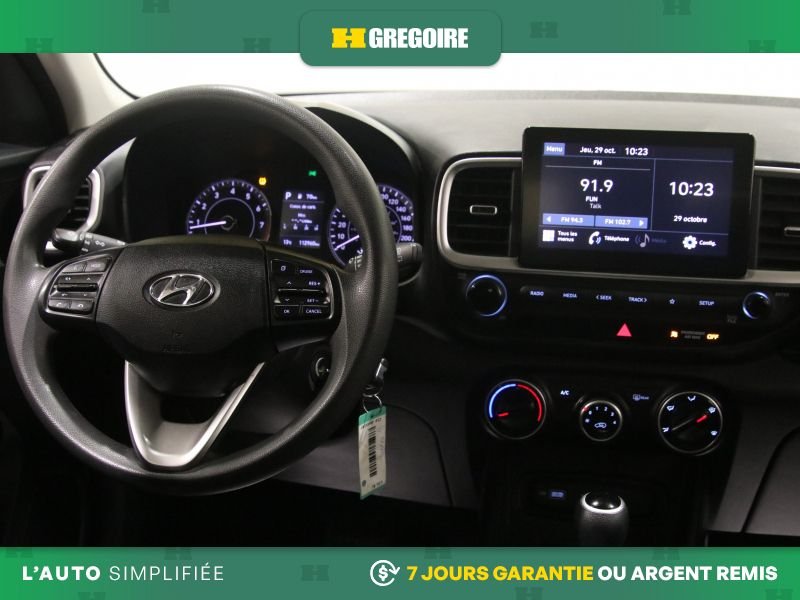 2022 Hyundai Venue White Saint-Léonard - photo #17