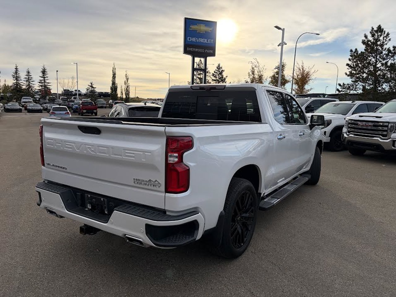 2020 Chevrolet Silverado 1500 4WD Crew Cab 147 High Country White Sherwood Park - photo #4