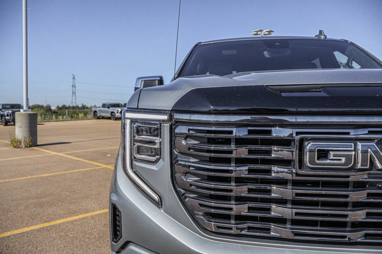 2025 GMC Sierra 1500 4WD Crew Cab 147 Denali Ultimate Grey Sherwood Park - photo #10