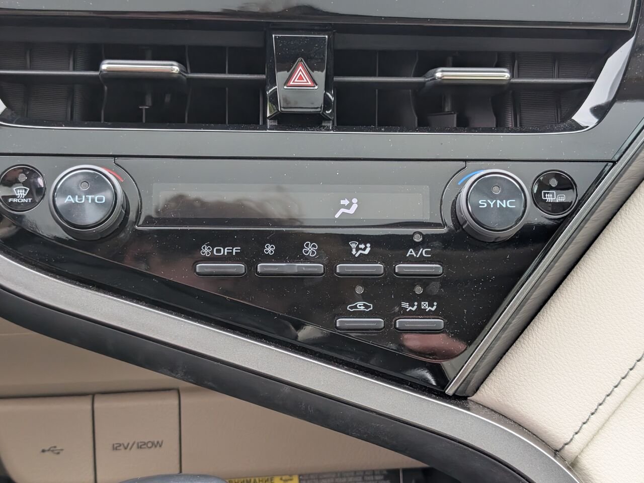 Toyota Camry Hybride XLE/SIÈGES CHAUFFANTS ET VENTILLÉS/TOIT OUVRANT/VOLANT CHAUFFANT/SIÈGES EN CUIR/BLUETOOTH/AC 2021 Blanc Sherbrooke - photo #12