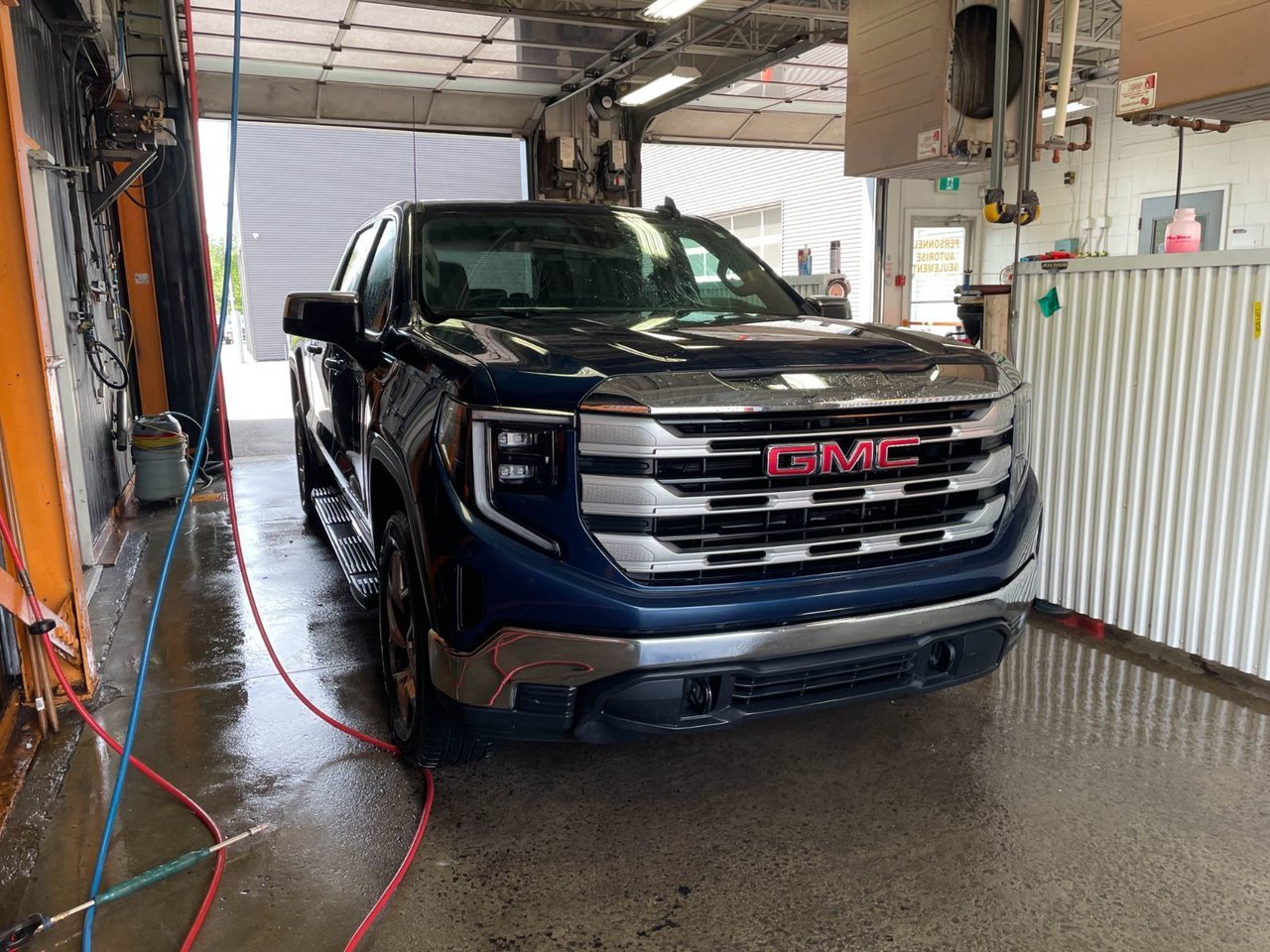 GMC Sierra 1500 SLE CREW 4X4 *NAV* SIÈGES CHAUFF BEDLINER CARPLAY 2023 Bleu Saint-Jérôme - photo #8