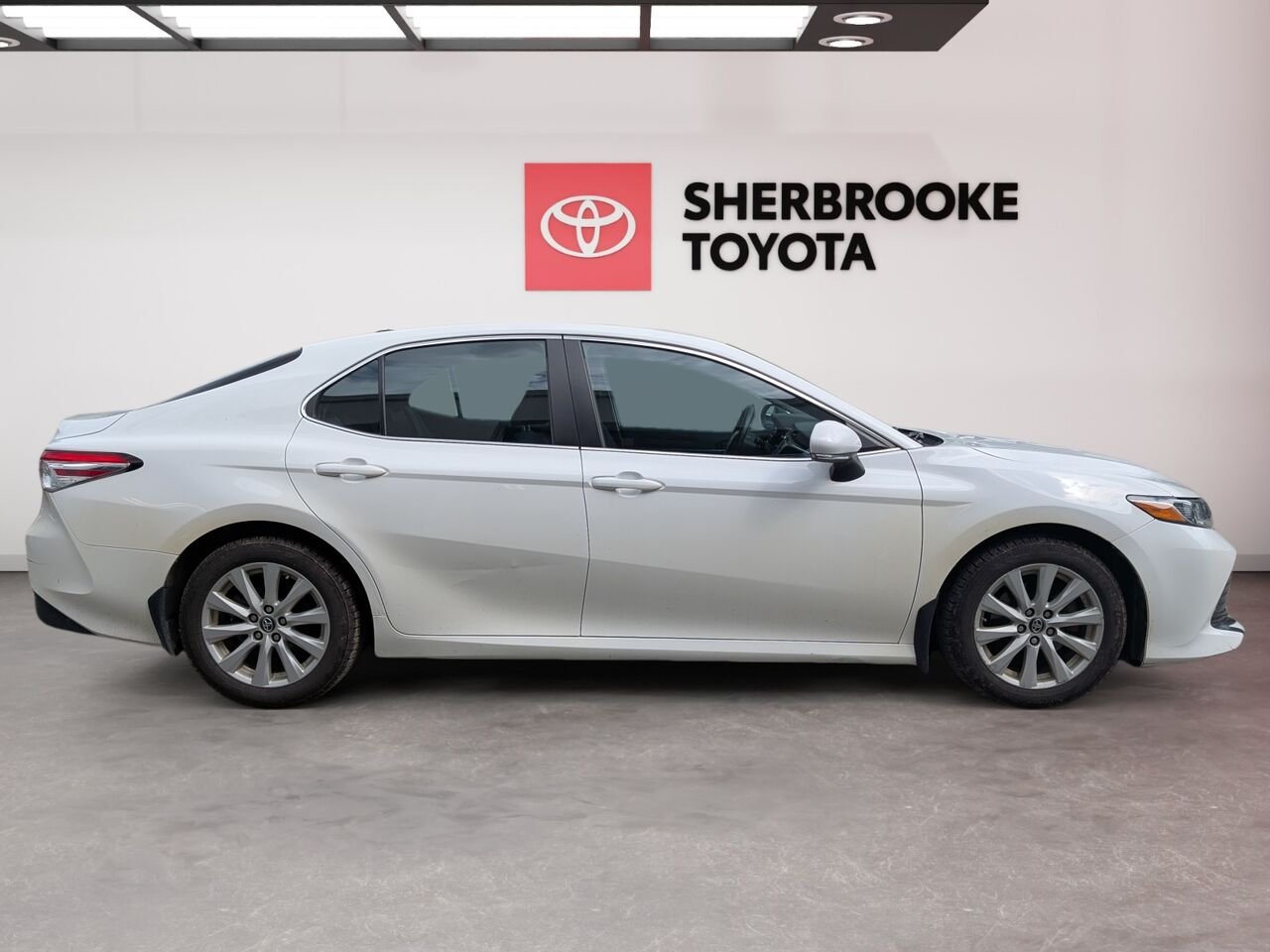 2018 Toyota Camry 4T1B11HK2JU121622 White Sherbrooke - photo #2