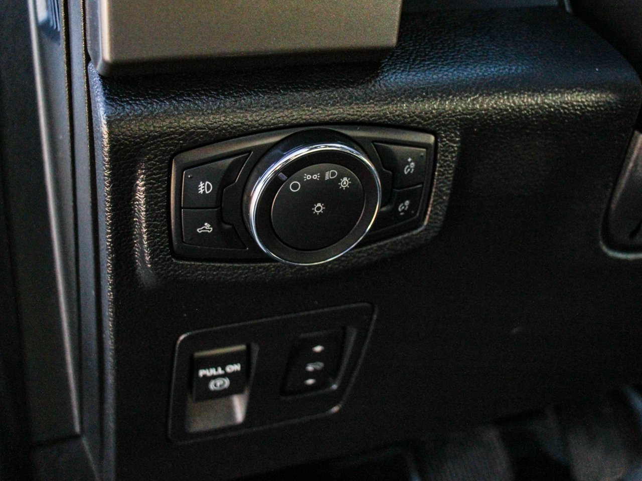 2019 Ford F-150 XLT 4WD SuperCrew 5.5' Box White Sherwood Park - photo #16