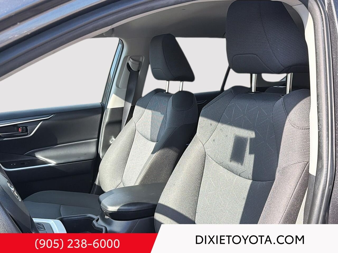 2025 Toyota RAV4 HYBRID LE AWD / HEATED SEATS / TOYOTA SAFETY SENSE / CARPLAY AND ANDROID AUTO Grey Mississauga - photo #8