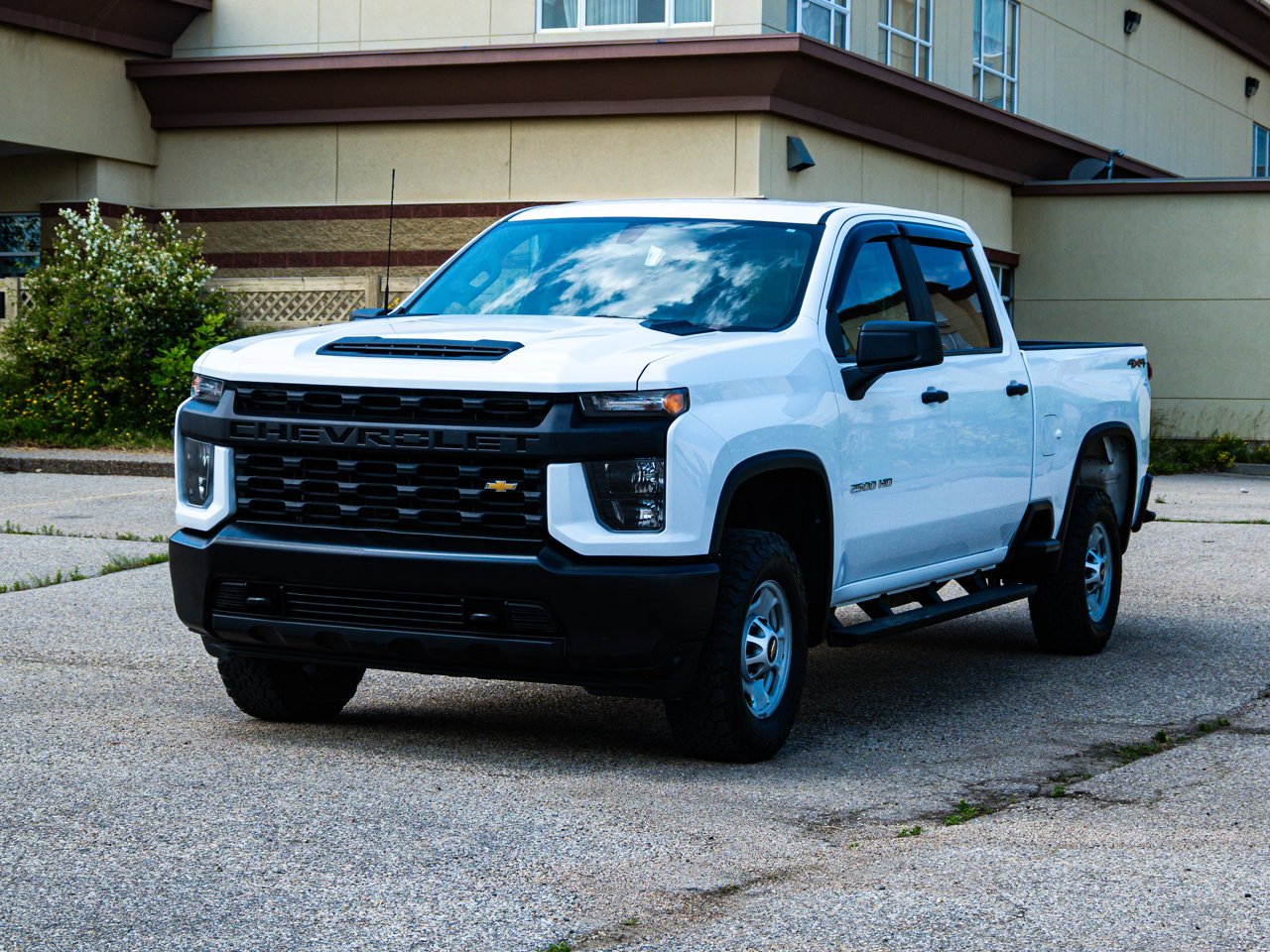 2022 Chevrolet Silverado 2500HD 4WD Crew Cab 159 Work Truck White Sherwood Park - photo #3