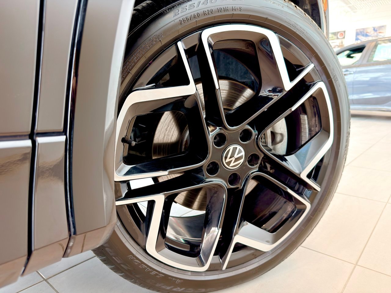 2026 Volkswagen Tiguan Black Notre-Dame-des-Prairies - photo #9