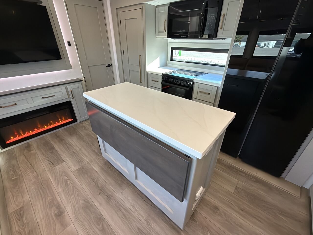 2025 BRINKLEY Z295 | ACCOMODATION White Granby - photo #12