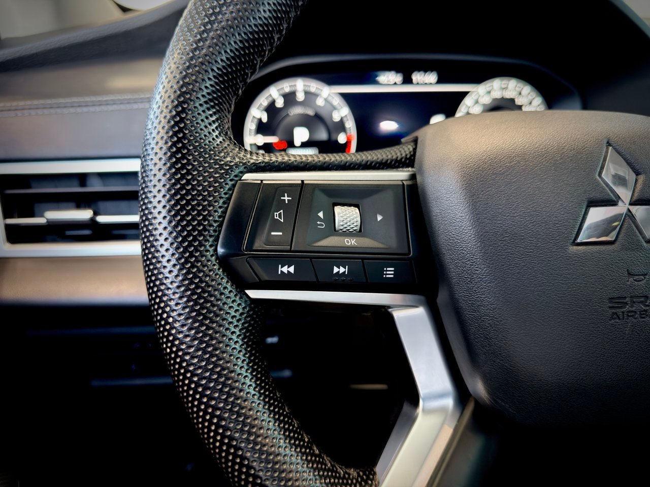 2023 Mitsubishi Outlander gray Notre-Dame-des-Prairies - photo #25